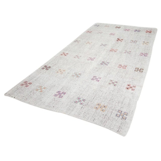 Mid-Century Modern Vintage Light Gray Embroidered Kilim Rug For Sale - Image 3 of 7