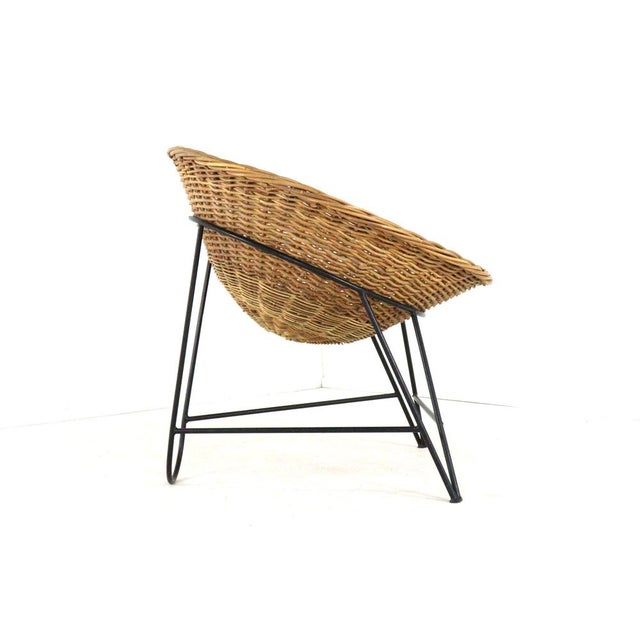 A timeless design that combines elegance, lightness, and craftsmanship. This beautiful Mid-Century Modern wicker armchair,...
