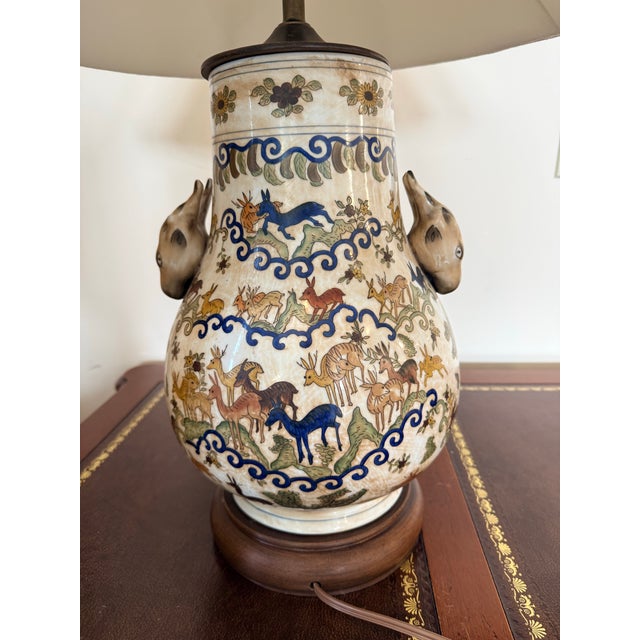 1970s Chinoiserie Style Hand-Painted Porcelain Table Lamp With Animal Motif For Sale In New York - Image 6 of 7