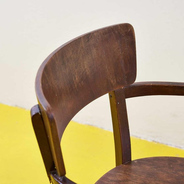 This solid wood chair is a perfect example of vintage design, combining elegance and functionality. Featuring a sturdy...