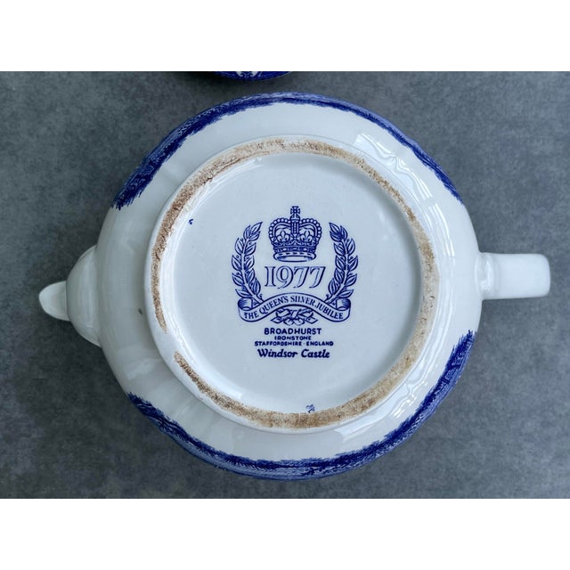Royal Blue Vintage 1977 Silver Jubilee Queen Elizabeth II Commemorative Blue & White Broadhurst Tea Set: Teapot, Milk Jug, Tea Plate - Set of 3 For Sale - Image 8 of 18
