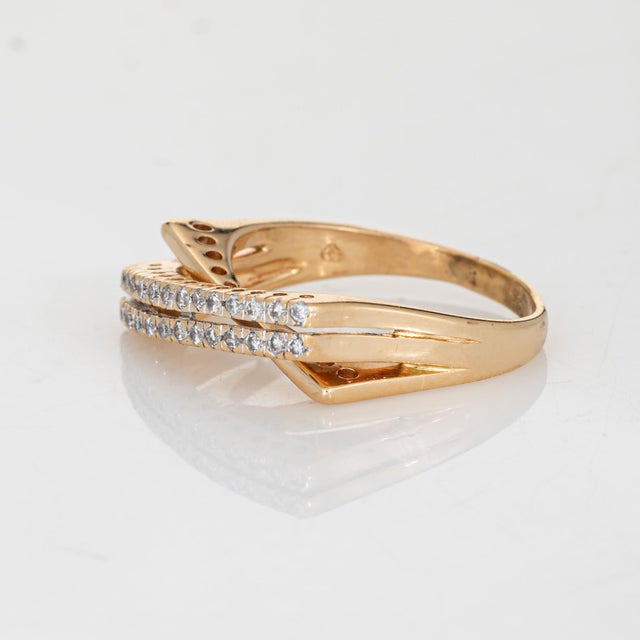 90s Vintage Diamond Crossover Ring Sz 9 14k Yellow Gold Double Row Bypass Band For Sale - Image 4 of 7