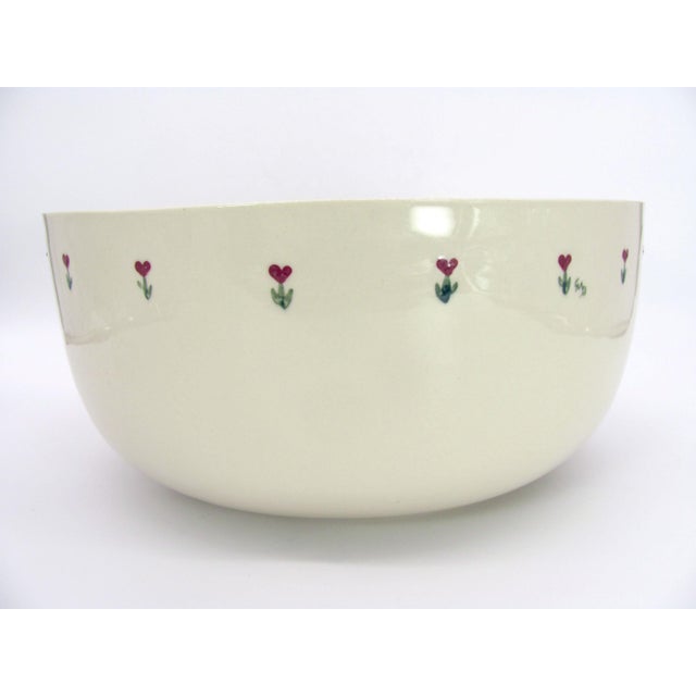 1990s 12" American Stoneware Hand Painted Red Heart Flower Great Bowl For Sale - Image 5 of 14