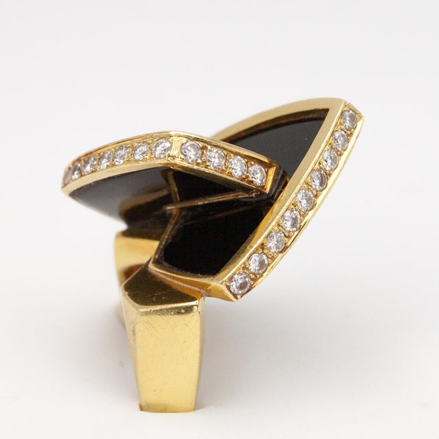 La Triomphe 18k Yellow Gold Diamond Onyx Sculptural Ring C. 1970s, Size 6 For Sale - Image 4 of 10