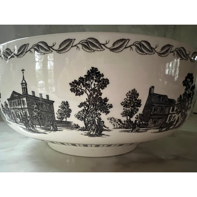 1970s Philadelphia Liberty Bowl Showing the Signing of the Declaration of Independence and Historical Landmarks of Colonial Philadelphia For Sale - Image 9 of 12