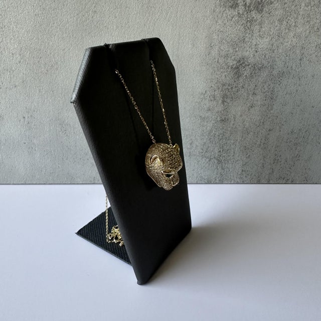 Diamond & Emerald Panther Head Necklace in 14kt Yellow Gold – 1.10ctw Diamonds For Sale - Image 4 of 9