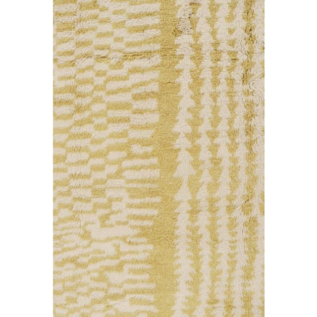 Moroccan Rug & Kilim’s Moroccan Style Rug in Gold & White Geometric Pattern, High Pile For Sale - Image 3 of 7