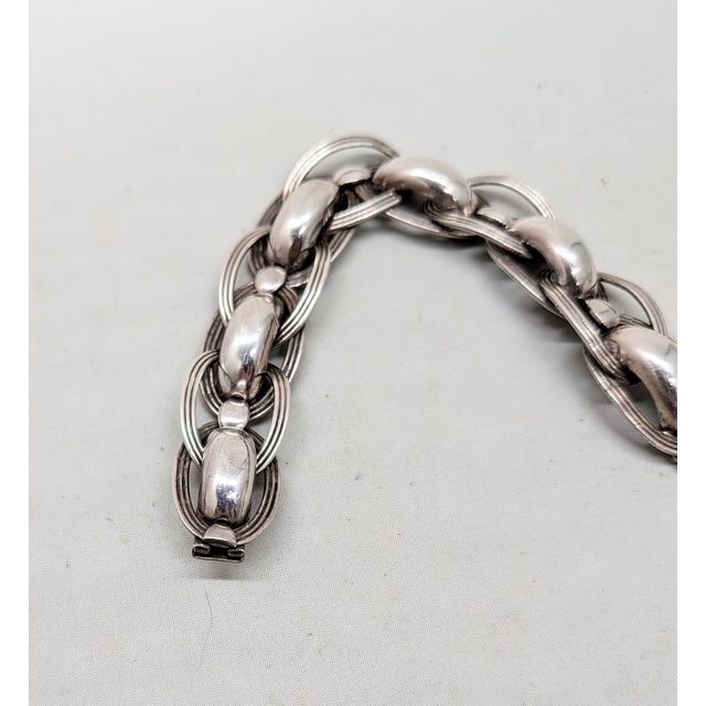 1950s silvertone smooth and ribbed interlocking links bracelet with box clasp. Marked "NAPIER" on the back of the box...