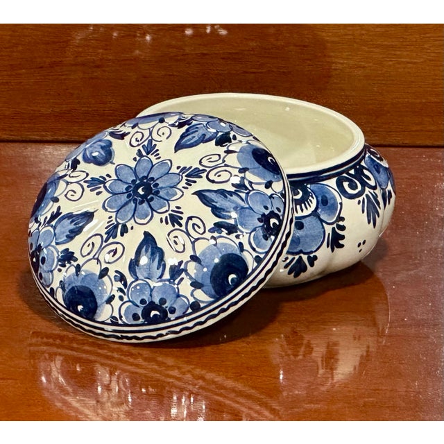 Delft Mid 20th Century Dutch Delft Blue & White Hand-Painted Covered Trinket Box For Sale - Image 4 of 9
