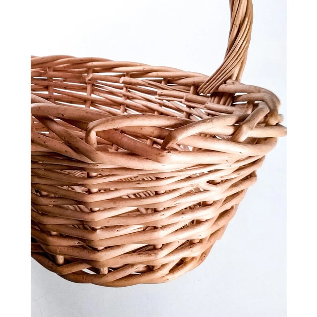 1980s Vintage Heavy Rattan Fruit Basket With Handle For Sale - Image 5 of 8