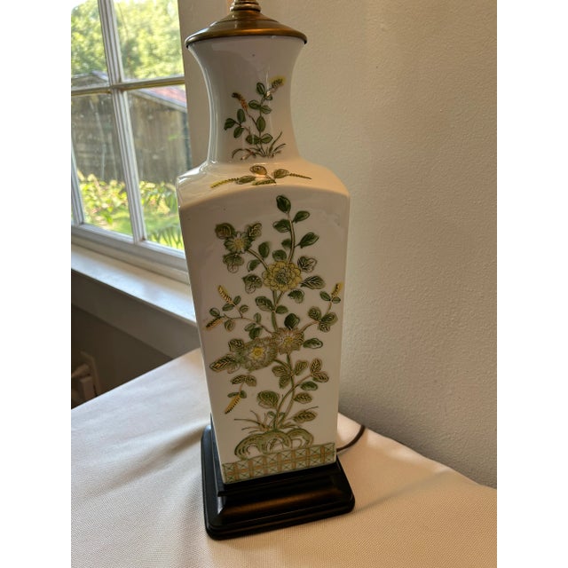 1960’s Green and White Chinoiserie Porcelain Table Lamp on Pagoda Style Wood Base For Sale - Image 4 of 9