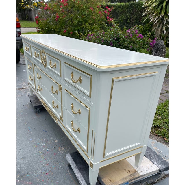 1960s Baker Hollywood Regency Lacquered Dresser in Sweet Coffee With Gold Leaf – 9 Drawer Statement Piece For Sale - Image 9 of 15