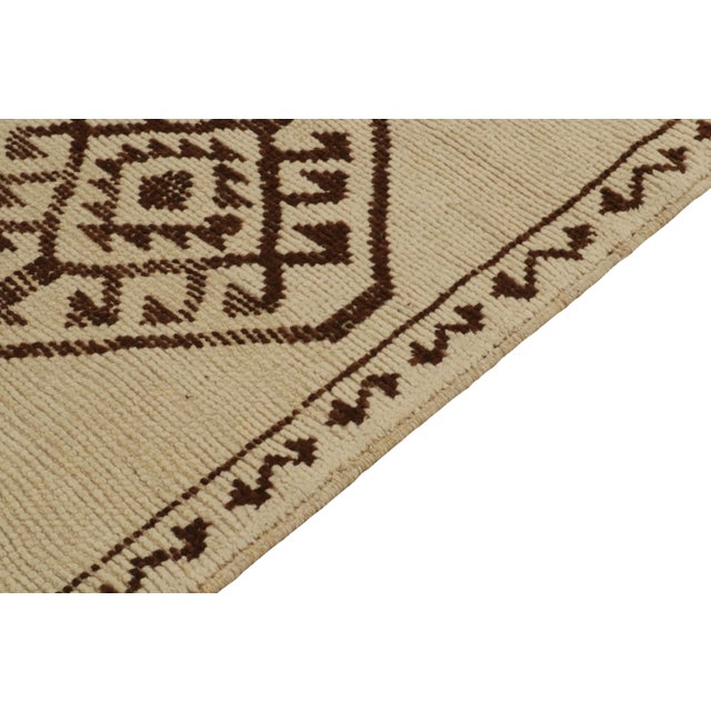 1950s 1950s Vintage Runner in Beige & Brown Tribal Pattern For Sale - Image 5 of 8