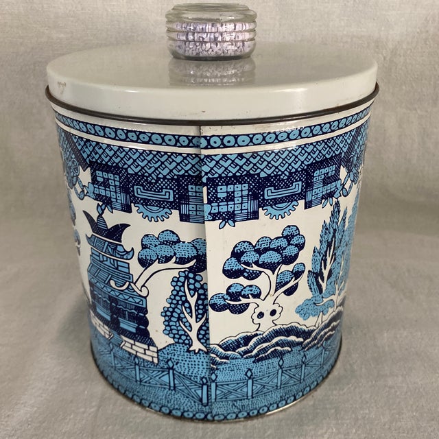 Chinoiserie Blue Magic Knob Luce Corp Krispy Kan Tin Canister Featuring a Classic Blue Willow Pattern For Sale - Image 3 of 12