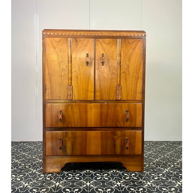 The elegant art deco drink cabinet has a stunning burr walnut finish, which gives it a beautiful, vibrant wood grain...
