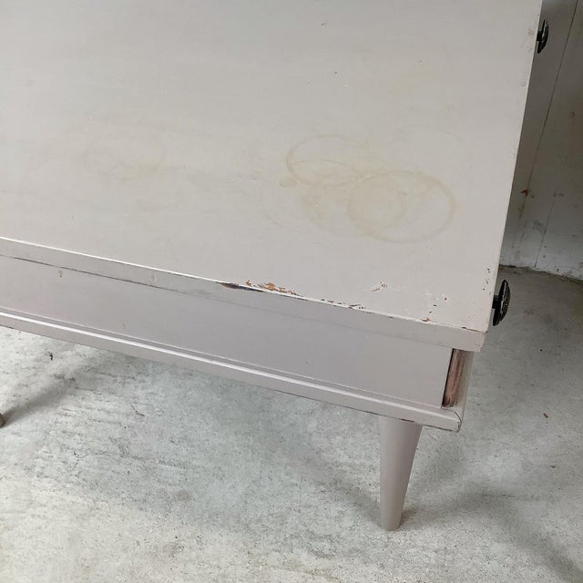 Light Gray Mid 20th Century Pair of Painted American of Martinsville Nightstands With Tapered Legs For Sale - Image 8 of 12