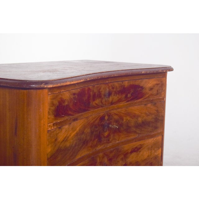 1920s English Serpentine Chest of Drawers in Wood, 1920s For Sale - Image 5 of 8