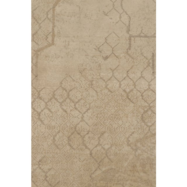 Rug & Kilim's Modern Classic Rug in Beige and Ecru Geometric Abstract Pattern For Sale In New York - Image 6 of 8