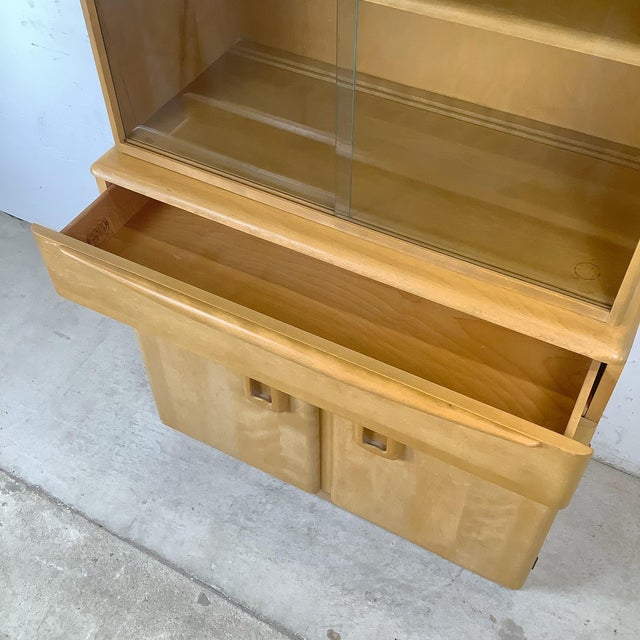 Mid-Century Heywood-Wakefield Wheat Hutch Display Cabinet For Sale - Image 11 of 16