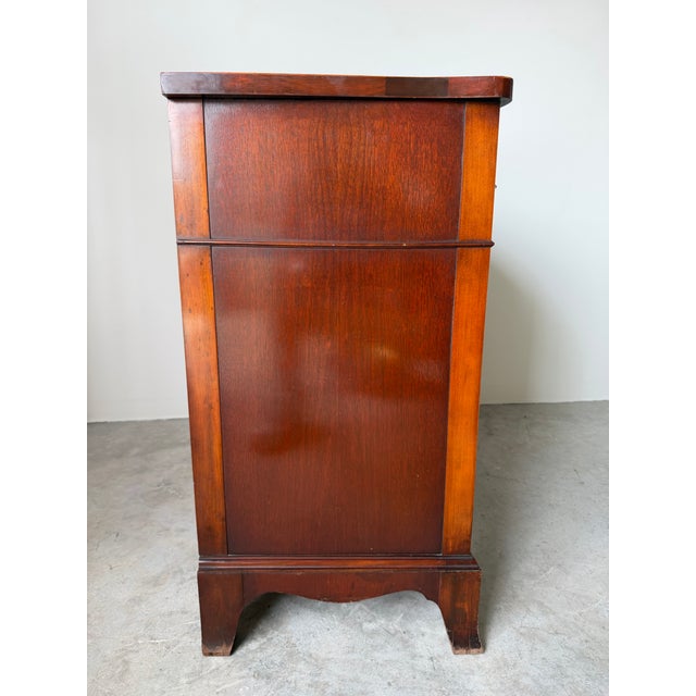 Vintage Georgian Style Mahogany Serpentine Chest of Drawers With Writing Brush Slide For Sale In Miami - Image 6 of 12