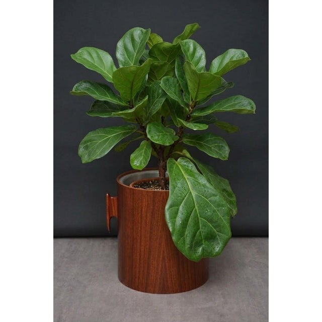 K0673 a superb example of mid century / retro space age. Iconic danish modern rosewood ice bucket which effortlessly...