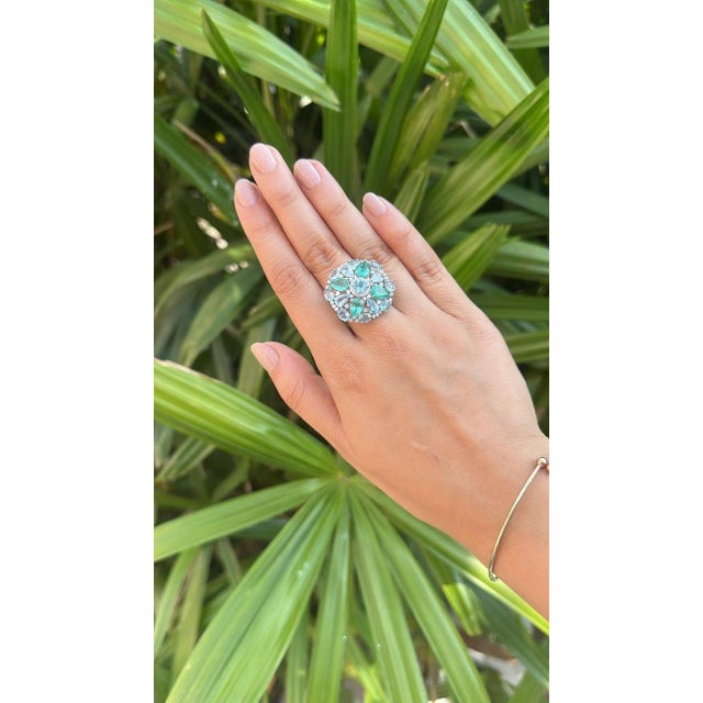 2020s Set in 18k White Gold, Aquamarines, Colombian Emeralds & Diamonds Cocktail Ring, Us Size 6 For Sale - Image 5 of 9