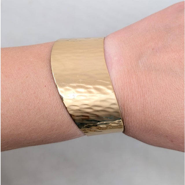 1970s Vintage C1976 Signed Napier Goldtone Wavy Cuff Bracelet For Sale - Image 5 of 16