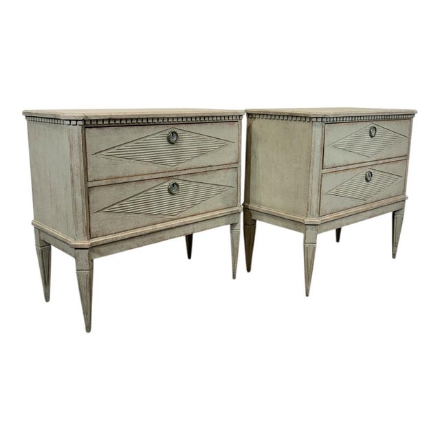 Gustavian (Swedish) 19th Century Pair of Gustavian-Style Chests of Drawers in Antique White With a Touch of Gray For Sale - Image 3 of 9
