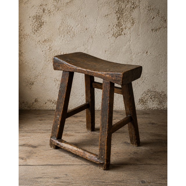 English Primitive Elm Milking Stool with Hand-Shaped Saddle Seat, 17th Century For Sale - Image 4 of 7