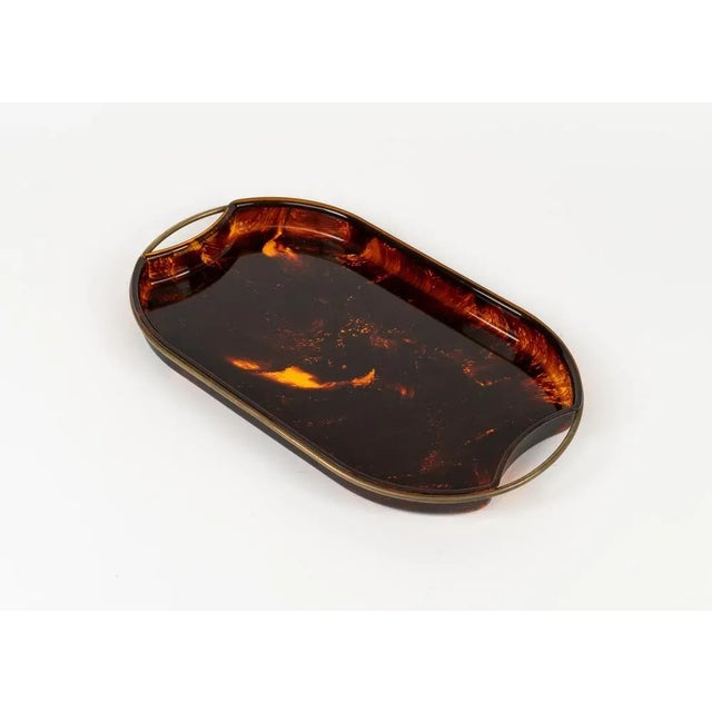 Guzzini Oval Serving Tray in Effect Tortoiseshell Acrylic & Brass attributed to Guzzini, Italy, 1970s For Sale - Image 4 of 11
