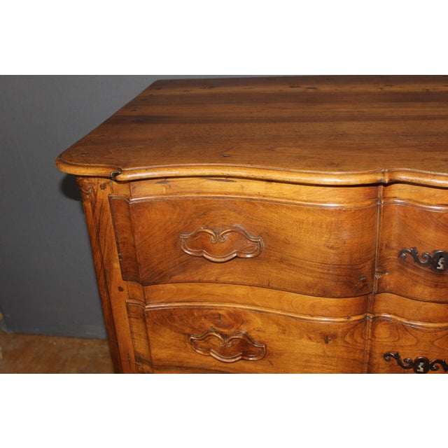 Antique Walnut Crossbow-Shaped Commode, 1750 For Sale - Image 9 of 17