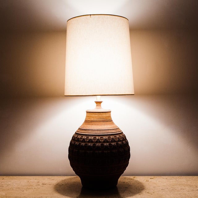 1970s Large California Modern Stoneware Table Lamp by Bob Kinzie, Signed For Sale - Image 9 of 12