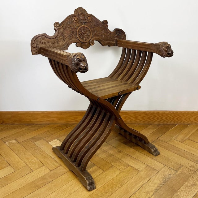 Florentine Renaissance Savonarola Chair in Carved Wood, in Very Good conditions. Designed 1920 to 1949