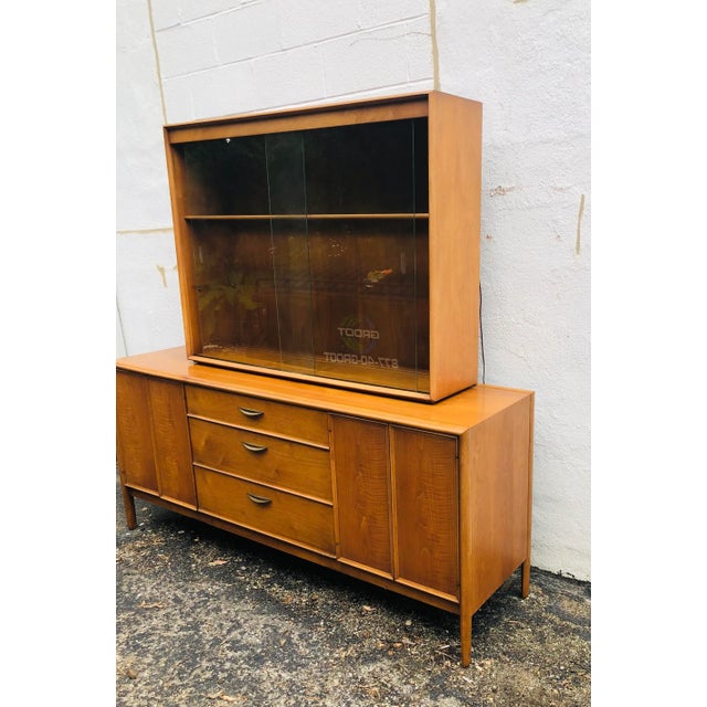 Mid-Century Modern Vintage Drexel Parallel Collection Two Piece Display Hutch For Sale - Image 3 of 9