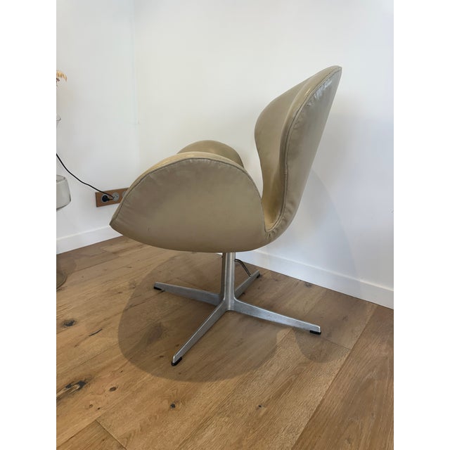 First Edition Swan Chair in Beige Leather by Arne Jacobsen for Fritz Hansen, 1960s For Sale - Image 3 of 9