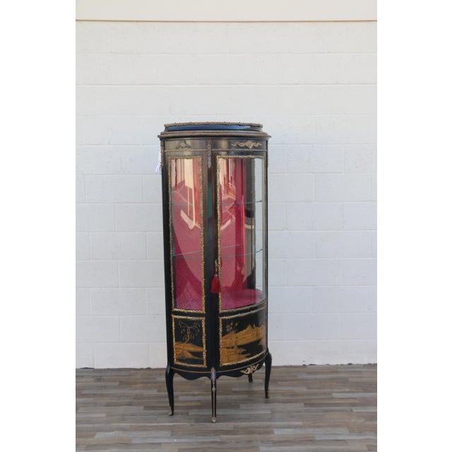French Louis XV Style Ormolu Mounted Hand-Painted Curved Glass Vitrine Display Cabinet, 1940s For Sale - Image 4 of 18