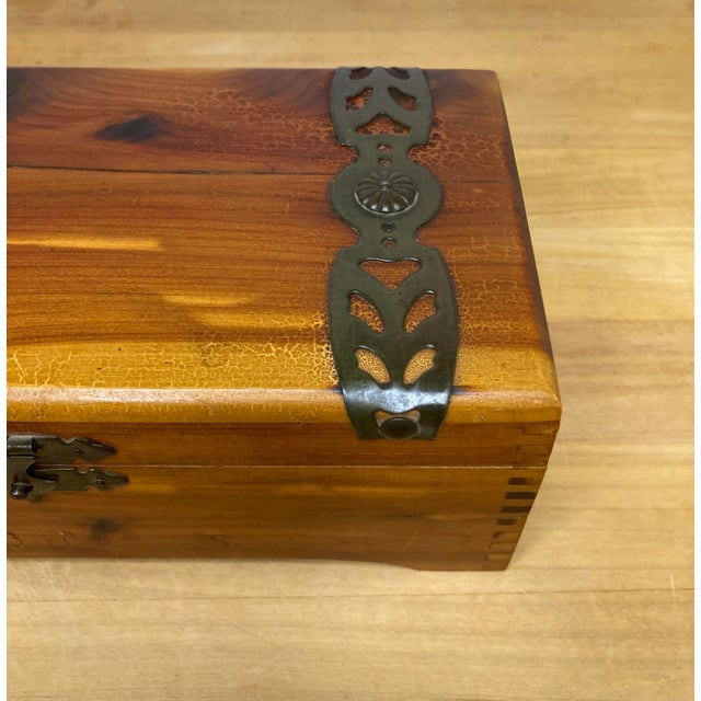 Arts & Crafts 1940s Vintage Wood & Brass Decorative Box For Sale - Image 3 of 7