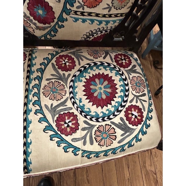 1910s Antique Victorian Style Carved Mahogany Loveseat With Suzani Textile Upholstery For Sale - Image 5 of 18