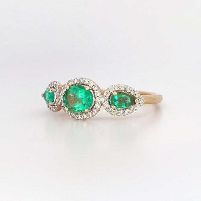 0.88ct Colombian Emeralds and 0.29ct Diamonds 14k Yellow Gold Ring For Sale - Image 4 of 12