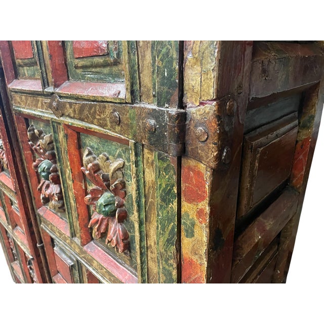 Spanish Renaissance Sacristy Cabinet in Walnut with Stylized Acanthus Leaf Polychrome Decoration, Spain, 1600 For Sale - Image 6 of 8