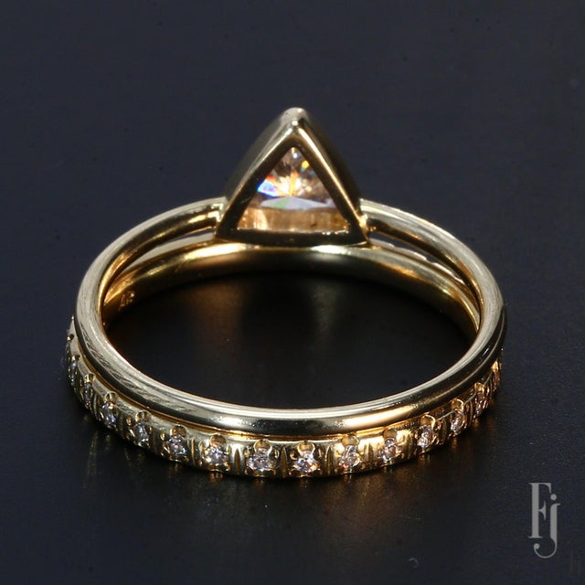 Contemporary 18k Yellow Gold Stackable Rings With Trillion & Round Diamonds - Size 4.75 For Sale - Image 3 of 4