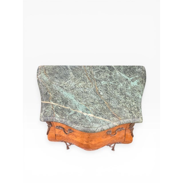 Wood 1970s Pair of French Louis XV Style Burl Wood Bombe Nightstands With Green Marble Tops & Bronze Mounts For Sale - Image 7 of 15