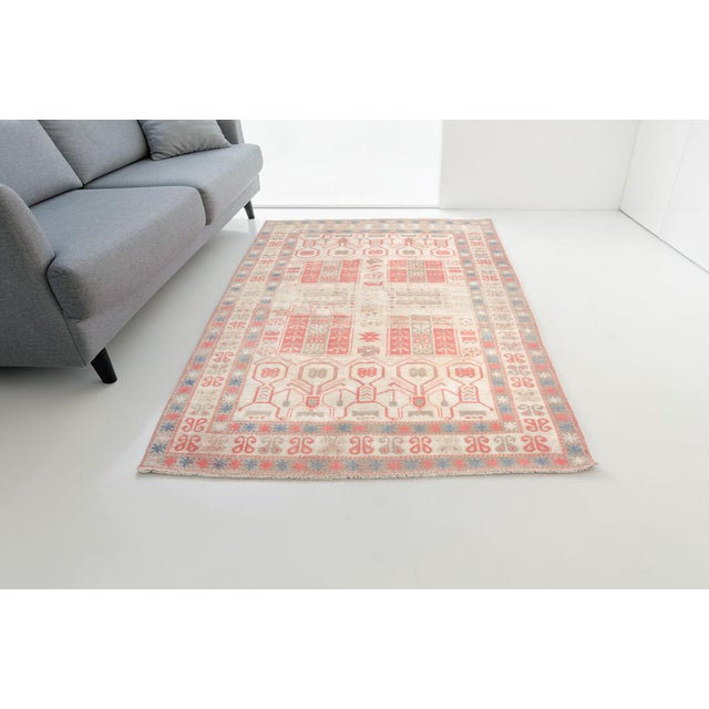 Add an authentic, artisanal touch to your home with this exquisite vintage Turkish rug. This piece features a cream-...