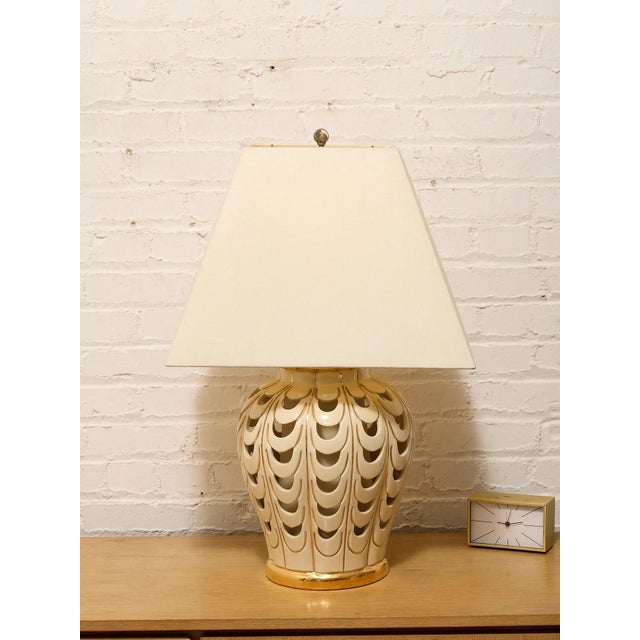 Mid-Century Modern Mid 20th Century Scallop Glow White Ceramic Table Lamp With Tapered Shade For Sale - Image 3 of 7