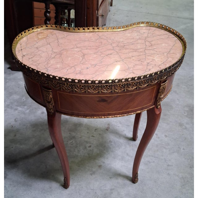 1920s Louis XV Kidney-Shaped Desk in Marquetry and Gilt Bronze, 1920s For Sale - Image 5 of 9