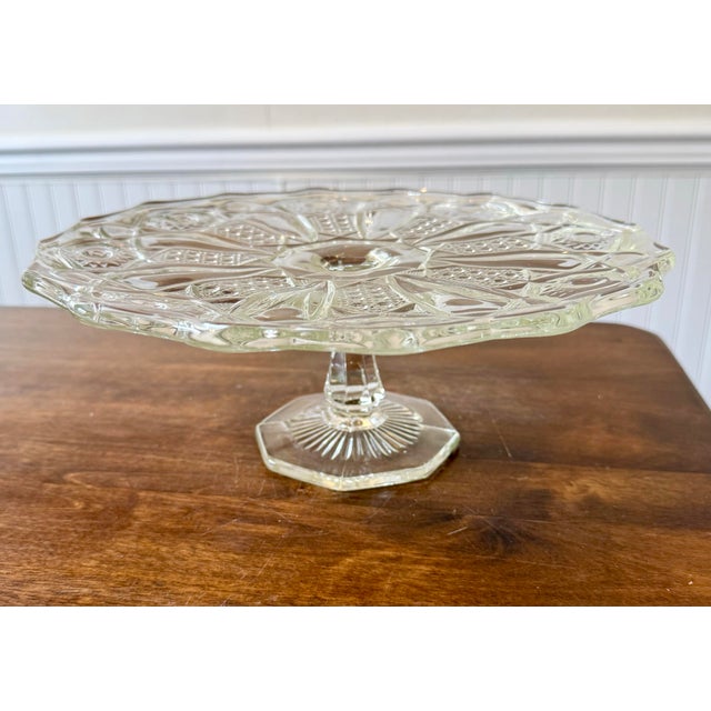 Glass Mid 20th Century L E Smith Heritage Collection “Quintec” Pattern Pedestal Cake Stand For Sale - Image 7 of 12