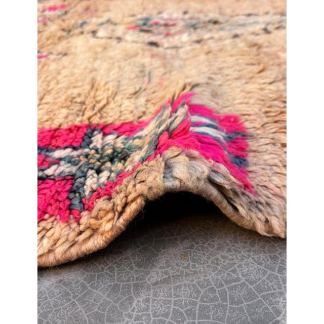 Vintage Moroccan Boujad Rug – Handwoven Wool with Expressive Berber Motifs This vintage Moroccan Boujad rug is a warm and...