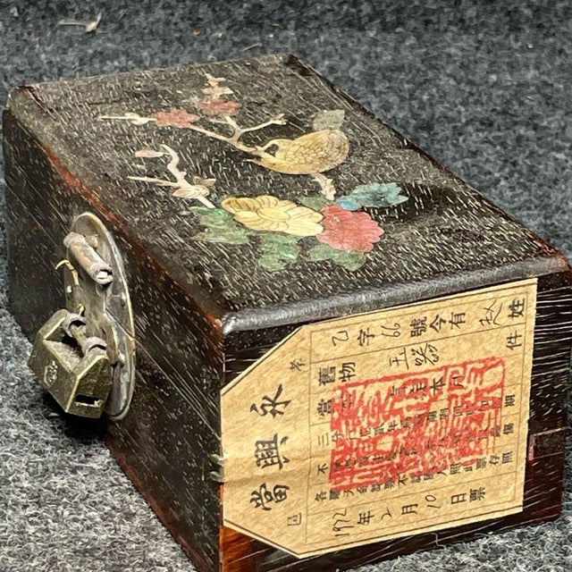 Vintage Rosewood Jewelry Box With Mother-of-Pearl Inlay & Brass Lock For Sale - Image 4 of 9