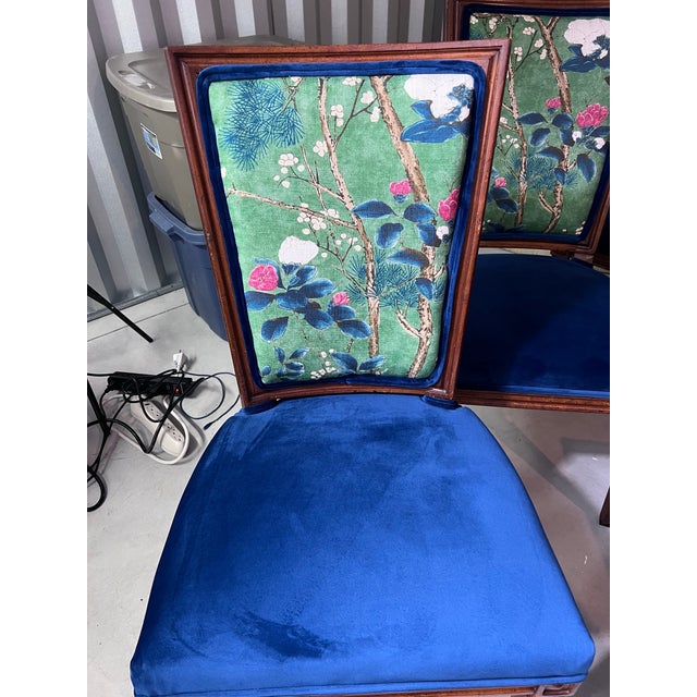 Set of 8 John Stuart Mid-Century Dining Chairs – Hollywood Regency Newly Upholstered in Thibaut Designer Fabric With a Rich Navy Velour on the Seats. For Sale - Image 10 of 12