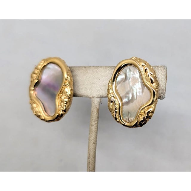 1980s Vintage Signed Napier Modernist Goldtone Mother-of-Pearl Clip Earrings, 1982 For Sale - Image 5 of 8